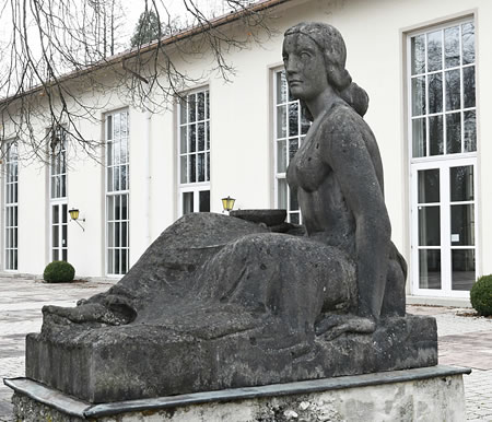Steinfigur einer Badendenam Eingang der Bad Wiesseer Wandelhalle