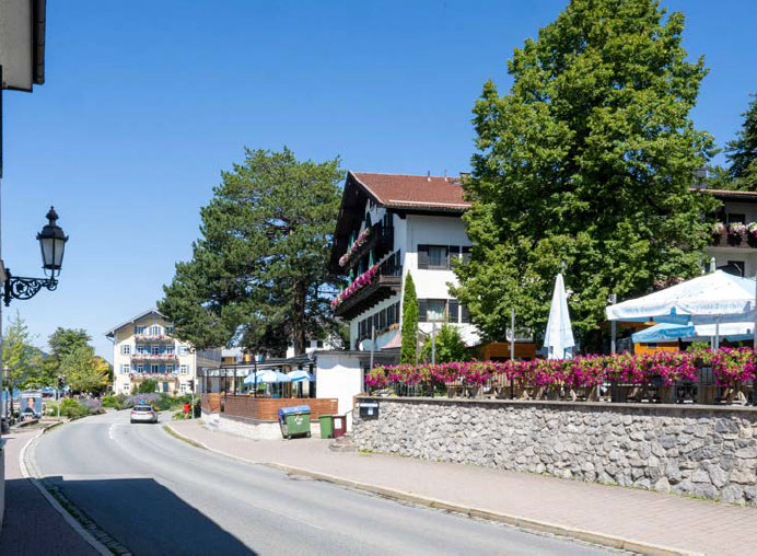 Hotel Post Tegernsee, Straßenansicht von Süden