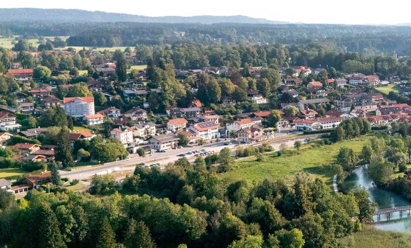 Luftbildaufnhame von Gmund am Tegernsee mit Mangfall und Bahnhof