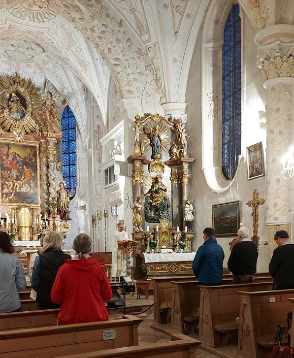 Kalpan Kocher erteilt den Wallfahrtssegen in der Pfarrkirche Egern