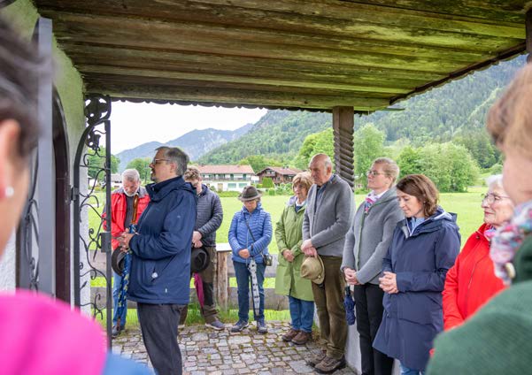 Kaplan Kocher und die Wallfahrer an der Oberacher Kapelle